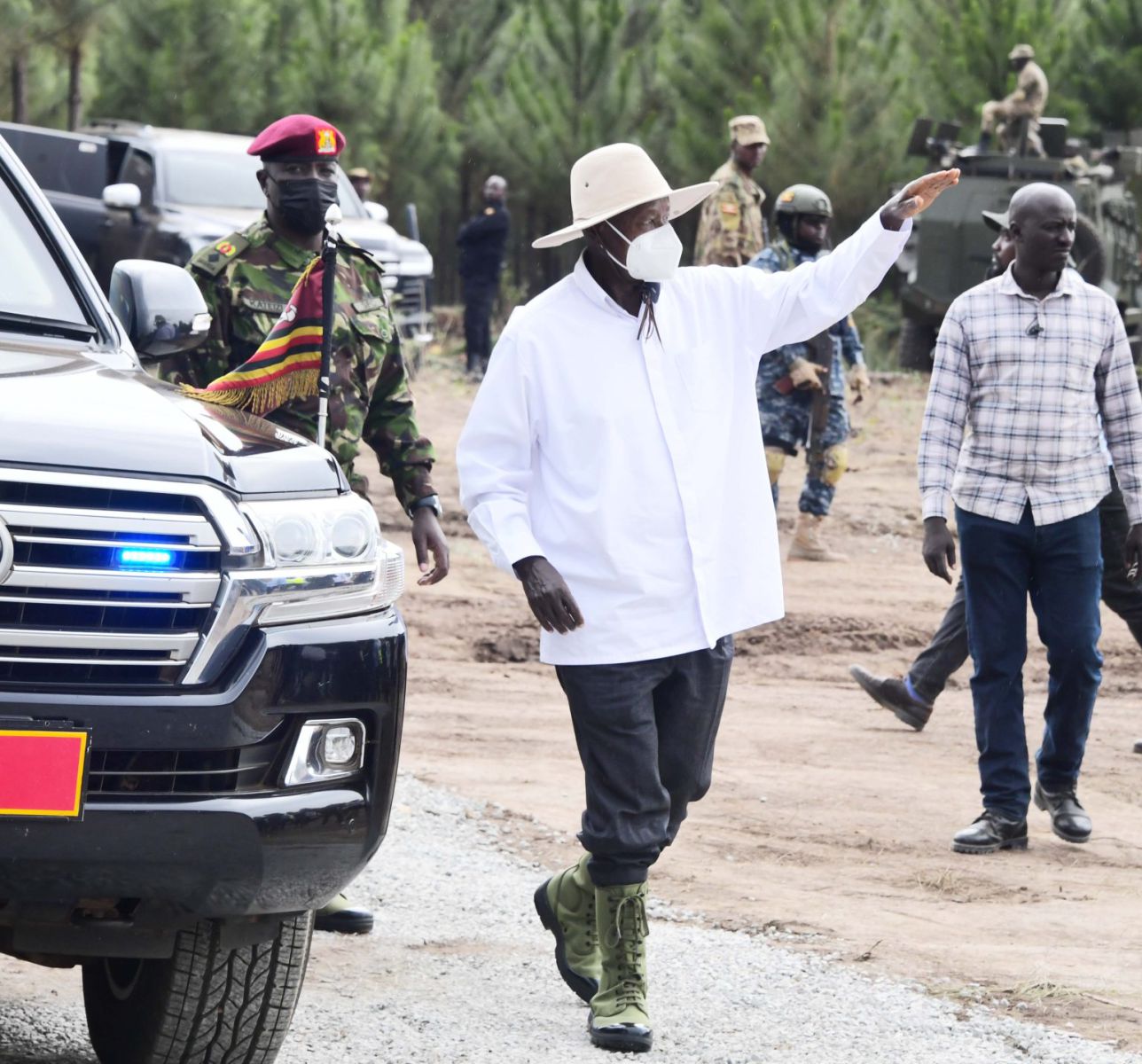 Museveni waves to the locals