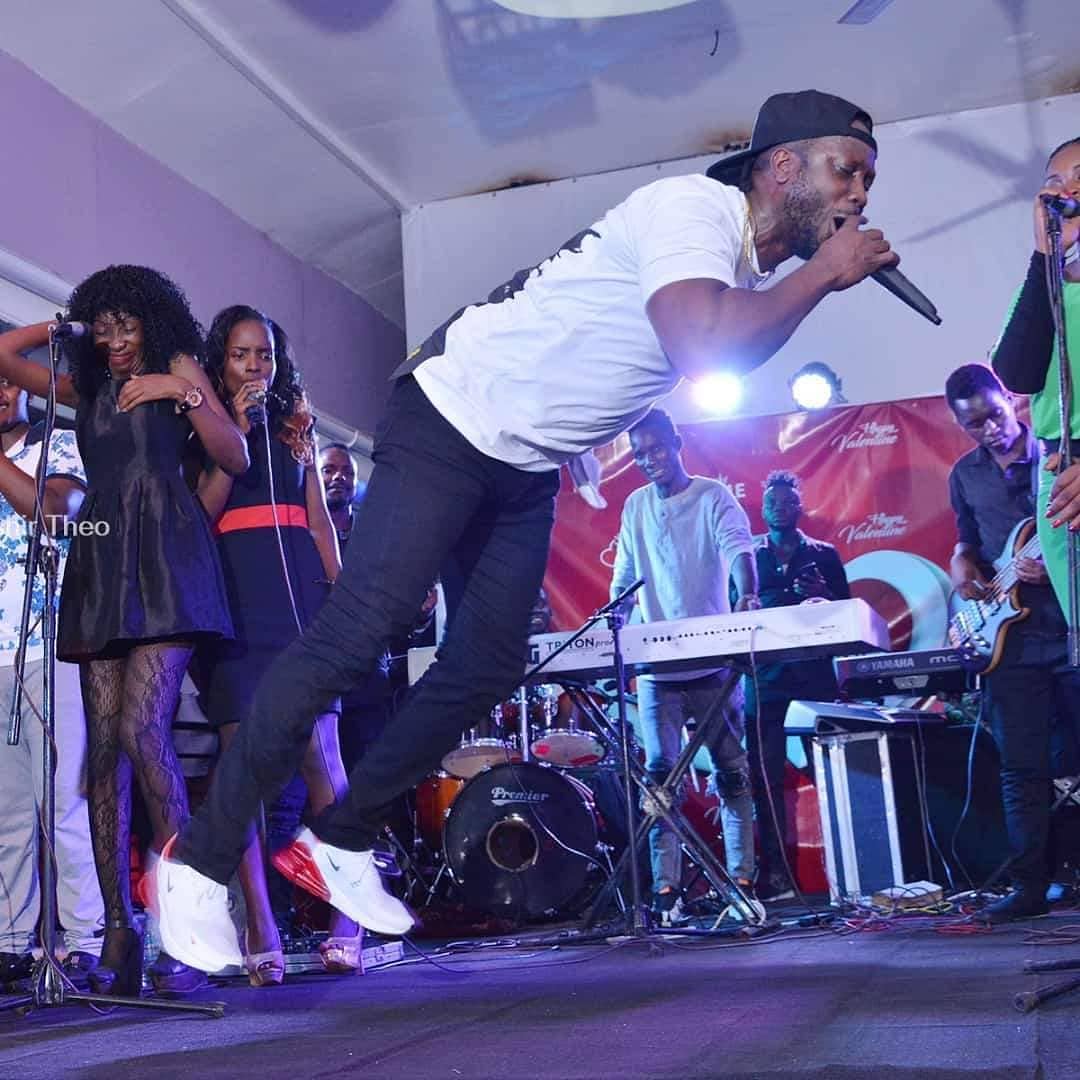 Bebe Cool does 45 degree dance of Micheal Jackson 