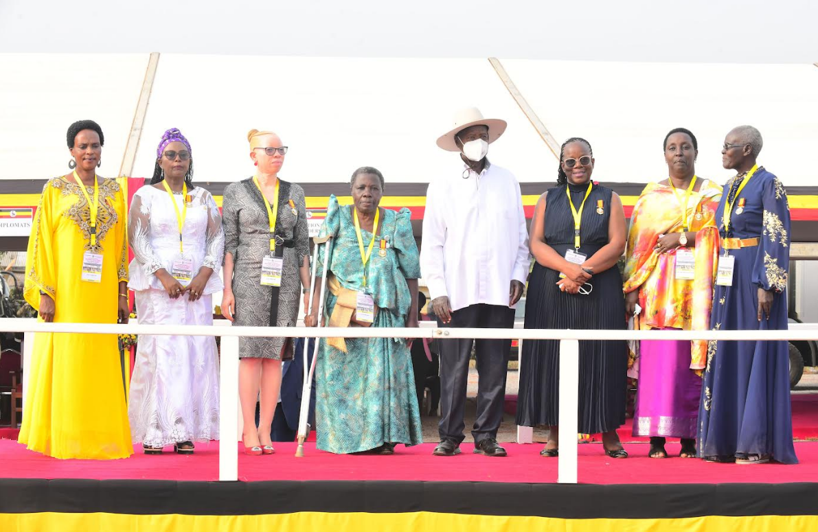 Museveni with a group of Ladies