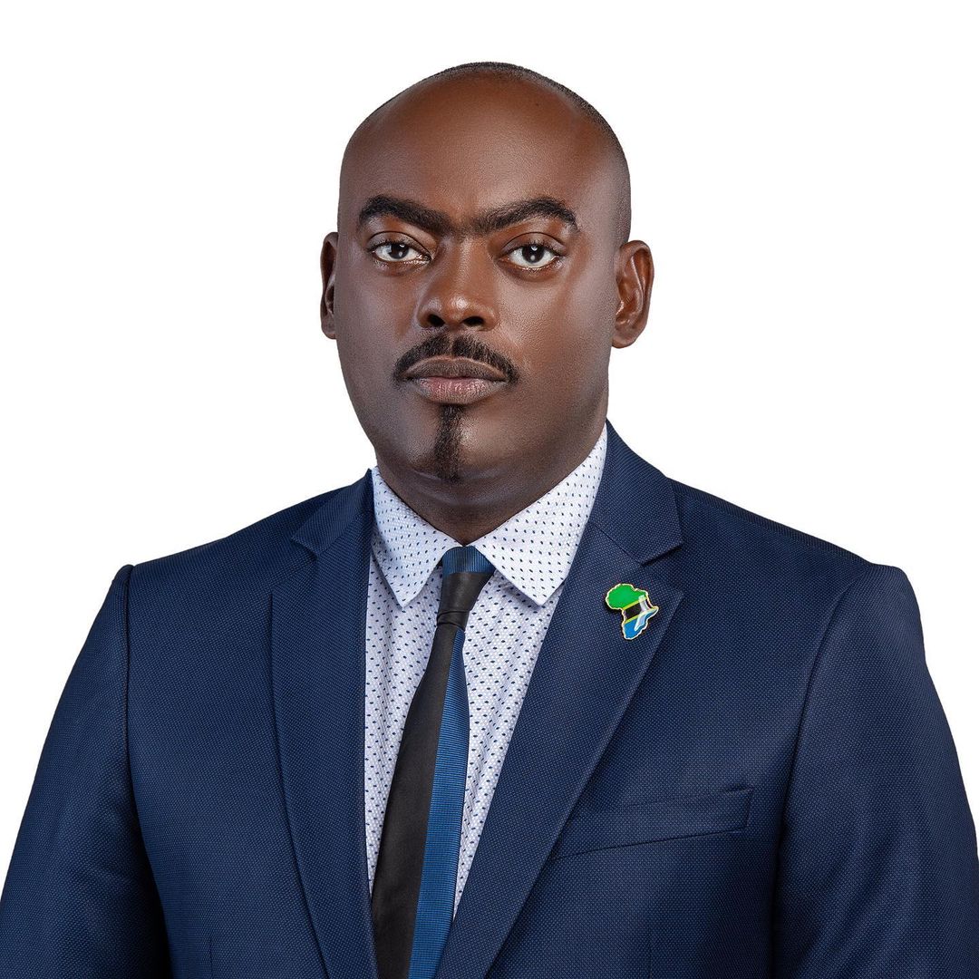 Honorable Mukasa Mbidde leaves Netizens' jaws dropped with his dialect as he writes condolence message to Late Speaker Jacob Oulanya.