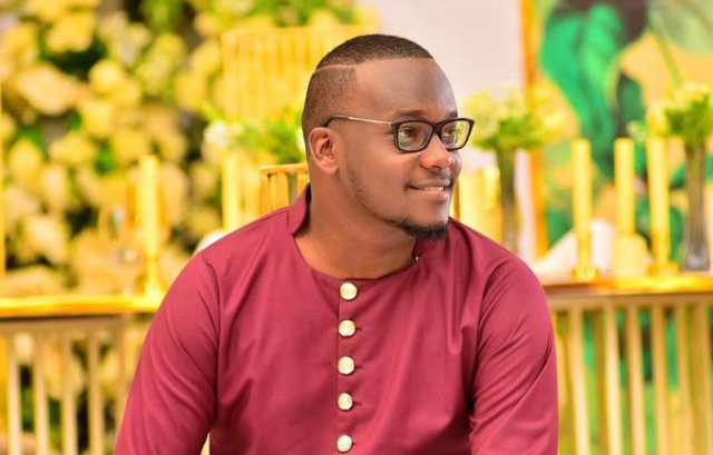 Vayolensi! NBS TV Journalist Simon Njala and former Galaxy FM Presenter Emeka pull each other's nails out in a Twitter War.