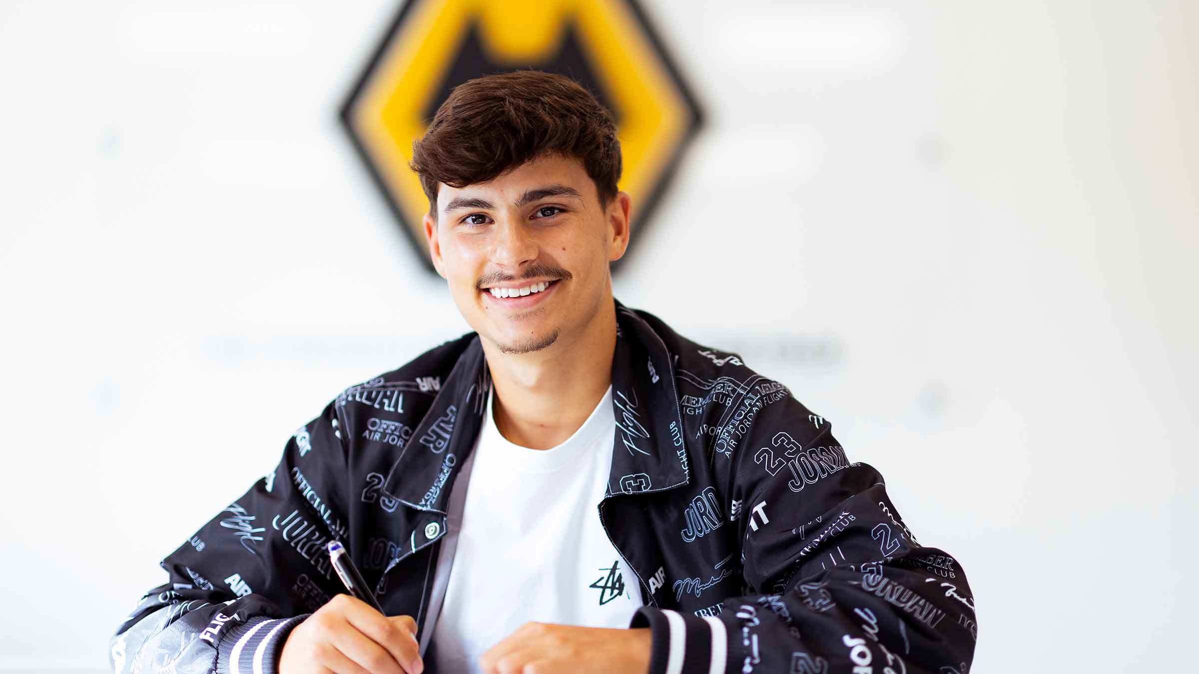 Wolves sign young winger Rodrigo Gomes
